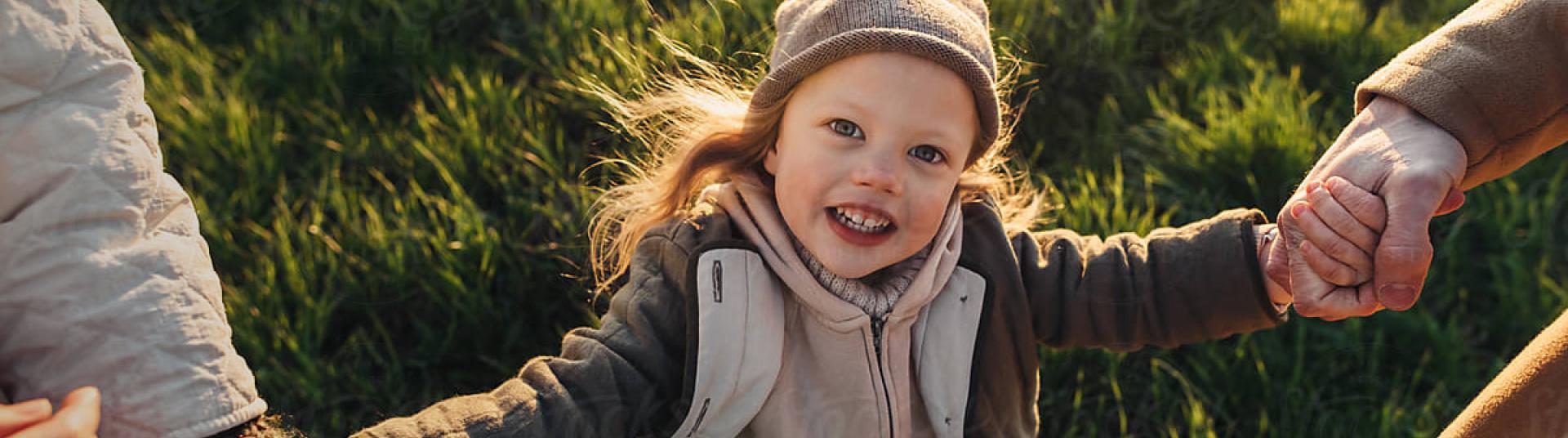 kleines Kind glücklich zu Ostern in der Natur